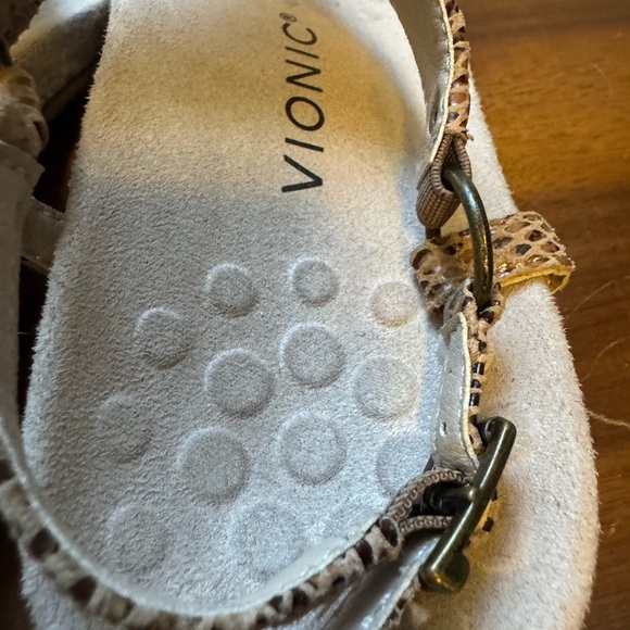 Women's Vionic Tan Sandals women’s sized 6 - Picture 4 of 11